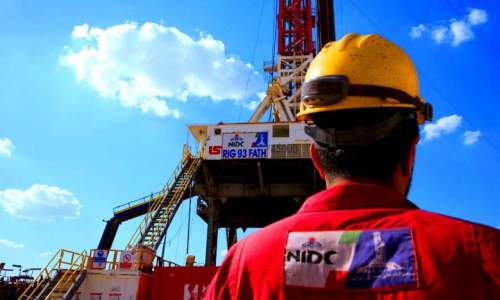 حفاری و تکمیل 28 حلقه چاه های نفت و گاز در مناطق خشکی و دریایی کشور