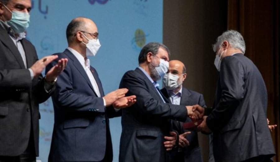 اهدای نشان حامی «حمایت از ساخت داخل» به مدیرعامل پتروشیمی اروند