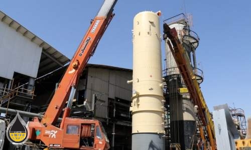 نصب برج مخزن خوراک پروژه بهبود راندمان واحد موم‌گیری پالایشگاه نفت ایرانول