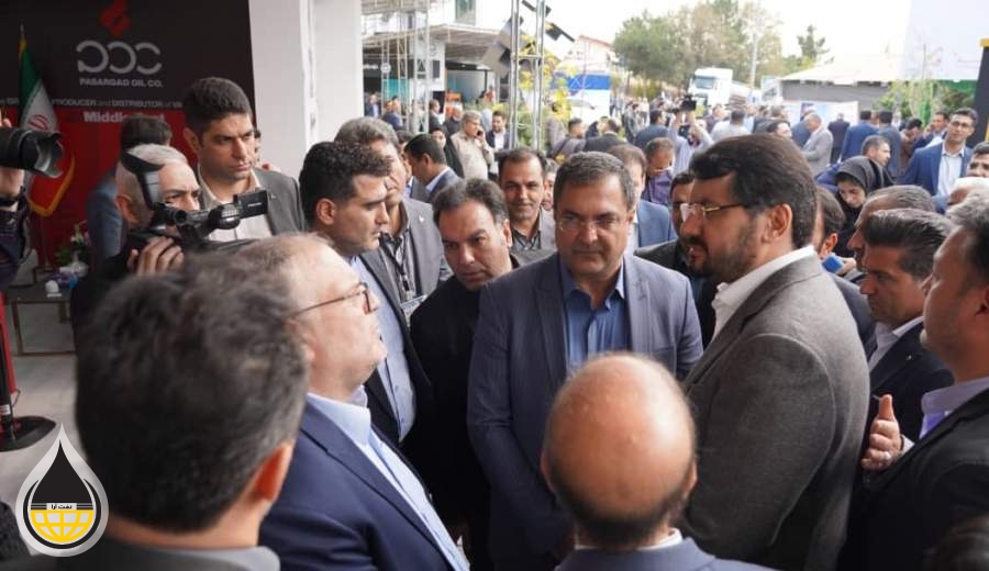 حضور وزیر راه و شهرسازی در غرفه نفت پاسارگاد