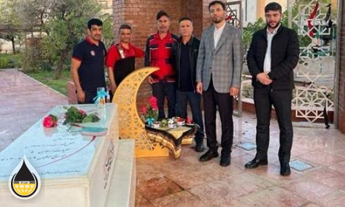 لحظه تحویل سال مدیرعامل پتروشیمی امیرکبیر در مقبره شهید گمنام