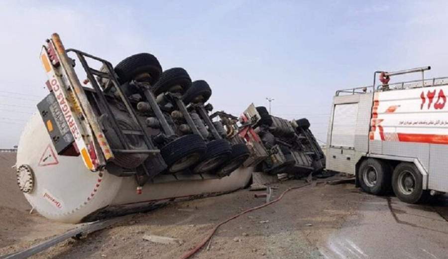 واژگونی نفت‌کش در شهربابک/ انسداد جاده رفع می‌شود